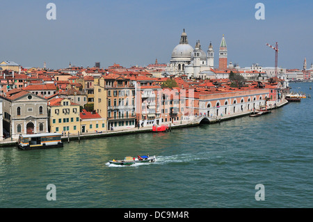 Canal Grande Venezia dal ponte di una nave con Basilica di San Marco e Campanile di San Marco alle spalle, Italia Foto Stock