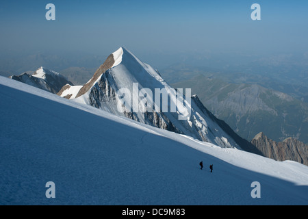 Due alpinisti durante la discesa dal mont blanc alle pendici del dome du gouter. alpinismo in alta savoia. Francia. l'Europa occidentale. Foto Stock