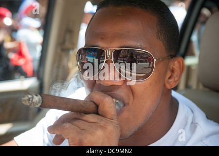 Un sigaro fumatore partecipa alla giornata Dominicana Parade di New York Foto Stock