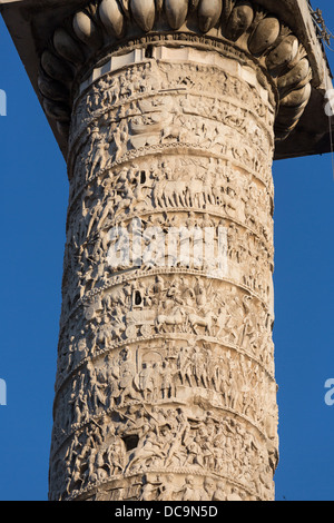 Dettaglio della parte superiore della colonna di Marco Aurelio, Piazza Colonna, Roma, Italia Foto Stock