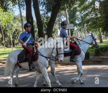 Polizia montata a cavallo, il parco di Villa Borghese, Roma, Italia Foto Stock