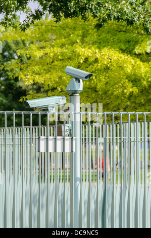 Telecamere TVCC e una recinzione proteggendo la Cancelleria federale della Repubblica federale di Germania - Berlino Germania Foto Stock