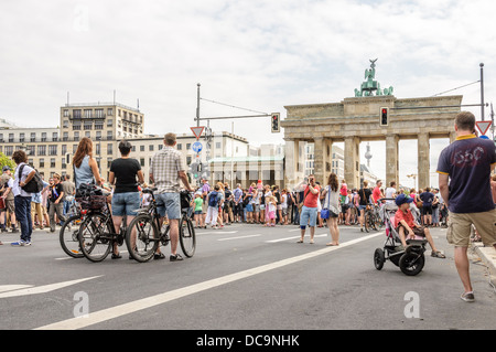 Molte persone il 17 di giugno Street e la piazza e la Porta di Brandeburgo, che partecipa a un evento pubblico - Berlino Germania Foto Stock