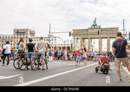 Molte persone il 17 di giugno Street e la piazza e la Porta di Brandeburgo, che partecipa a un evento pubblico - Berlino Germania Foto Stock