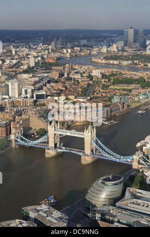 Il Tower Bridge, il fiume Tamigi e east London guardando verso il basso a partire da una piattaforma di osservazione del grattacielo Shard, a Londra, Regno Unito Foto Stock