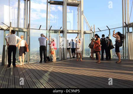 Le persone che visitano la vista dalla Shard, l'attrazione turistica in alto di Londra il nuovissimo grattacielo, in Inghilterra, Regno Unito Foto Stock