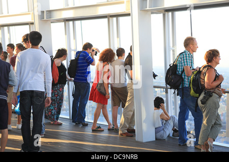 Le persone che visitano la vista dalla Shard, l'attrazione turistica in alto di Londra il nuovissimo grattacielo, in Inghilterra, Regno Unito Foto Stock