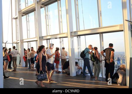 Le persone che visitano la vista dalla Shard, l'attrazione turistica in alto di Londra il nuovissimo grattacielo, in Inghilterra, Regno Unito Foto Stock