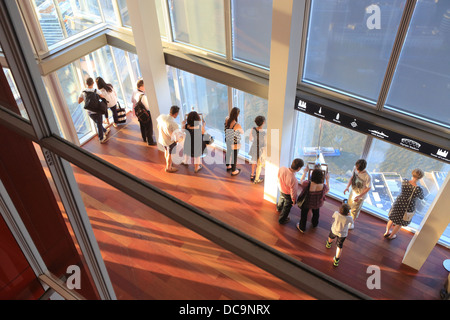 Le persone che visitano la vista dalla Shard, l'attrazione turistica in alto di Londra il nuovissimo grattacielo, in Inghilterra, Regno Unito Foto Stock