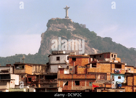 Morro da Coroa ( Coroa baraccopoli ) a Santa Teresa di quarto di Cristo Redentore e Corcovado in background di Rio de Janeiro, Brasile Foto Stock