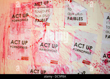 Parigi, Francia, attacco omofobico contro l'AIDS francese N.G.O., Act Up Paris, segni, schizzi di liquido. poster sul muro, protesta conservatrice Foto Stock