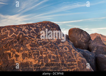 Stati Uniti d'America, Arizona, Gila Bend. Close-up di petroglifi preistorici sui massi. Foto Stock