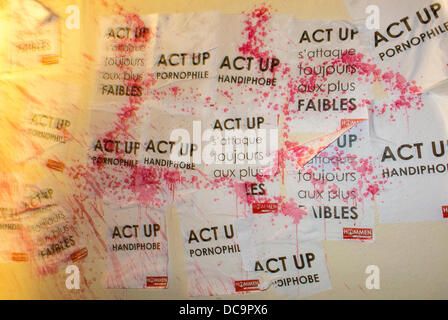 Parigi, Francia, attacco omofobico contro l'AIDS francese N.G.O., Act Up Parigi, cartelli, spruzzi di liquido., poster sul muro, protesta conservatrice, destra Foto Stock