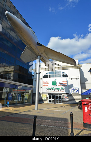 Hawker Hunter replica del velivolo, Crown Square, Woking, Surrey, England, Regno Unito Foto Stock