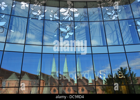 Riflessioni in windows di Pret a Manger ristorante, Wolsey posto, Woking Town Square, Woking, Surrey, England, Regno Unito Foto Stock