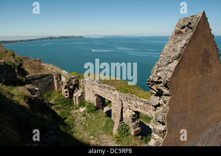 La rovina a Cliffwalk tra Bray e Graystone, Irlanda Foto Stock