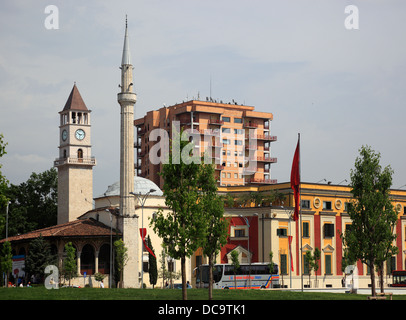 Tirana, Albania, Et'Hem-Bey-Mosque, Xhamia e Et'Hem Beut e clocktower presso la Piazza Skanderbeg Foto Stock