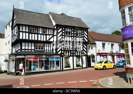 Edifici con travi in legno in piazza del mercato, Newent, Gloucestershire, England, Regno Unito Foto Stock