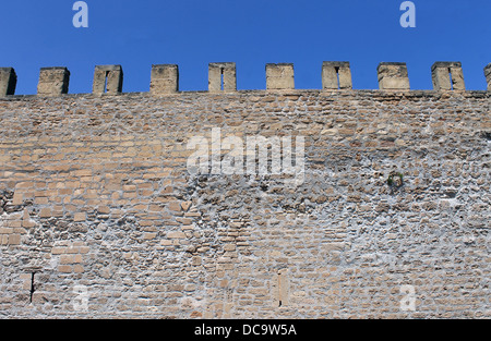 Esterno del castello medievale che mostra i merli. Foto Stock