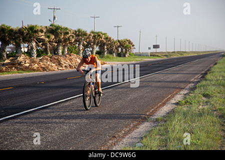 South Padre Island, Texas - Una mattina presto ciclista. Foto Stock