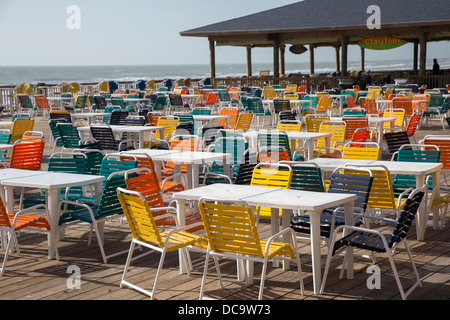 South Padre Island, Texas - Sedie su un ponte in un hotel sul fronte oceano. Foto Stock