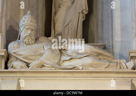 Statua di reclino Papa Giulio II da Tommaso di Pietro Boscoli, nella chiesa di San Pietro in Vincoli a Roma, Italia Foto Stock