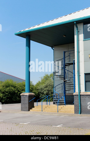 Ingresso al moderno edificio con scala a spirale. Foto Stock