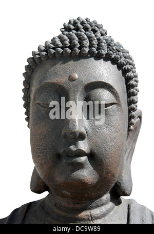 Volto di Buddha sulla statua all'esterno isolato su sfondo bianco. Foto Stock