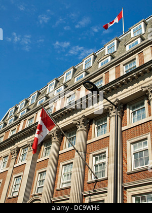 Vista di Macdonald House, parte dell'Alta Commissione del Canada che mostra la bandiera del Canada Foto Stock