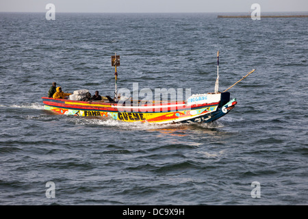 Barca e pescatori off isola di Goree, Senegal. Foto Stock