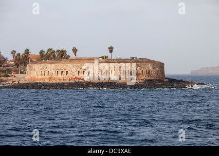 Francese-costruito (1850) Fort d'Estrees, ora il IFAN Museo Storico, isola di Goree, Senegal. Dakar il continente più a destra. Foto Stock