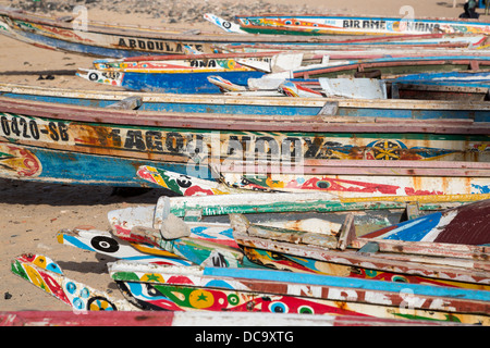 Barche per i pescatori e per il noleggio da parte dei visitatori, sulla spiaggia di Isola di Goree, Senegal. Foto Stock