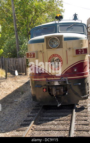 Stati Uniti, California, Napa Valley Wine Train in una stazione ferroviaria. Foto Stock