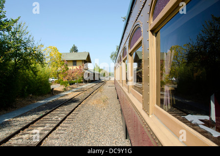 Stati Uniti, California, Napa Valley Wine Train. Vista della stazione ferroviaria dalla storica del Treno del Vino. Foto Stock