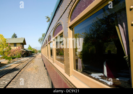 Stati Uniti, California, Napa Valley Wine Train. Vista della stazione ferroviaria dalla storica del Treno del Vino. Foto Stock