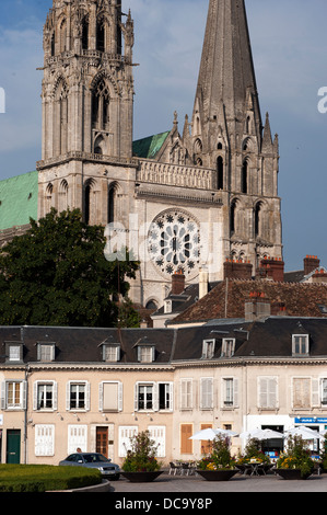 La cattedrale di Chartres, la Valle della Loira, in Francia. Luglio 2013 iniziata nel 1020, la cattedrale romanica fu distrutta nel 1194. Foto Stock