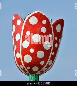 Shangri-La tulipani scultura di Yayoi Kusama accanto a Lille Europe stazione ferroviaria, Lille, Francia Foto Stock