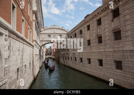 La vista frontale della Venezia del famoso Ponte dei Sospiri (Italia). La vue de face du célèbre Pont des Soupirs, à Venise (Italie). Foto Stock