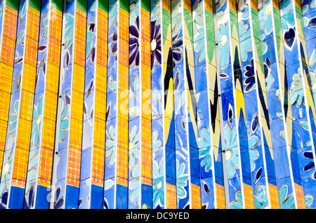 Stati Uniti, California, Oakland. Jack London Square, Oakland Stazione Amtrak. Coloratissima grafica murale a parete. Foto Stock