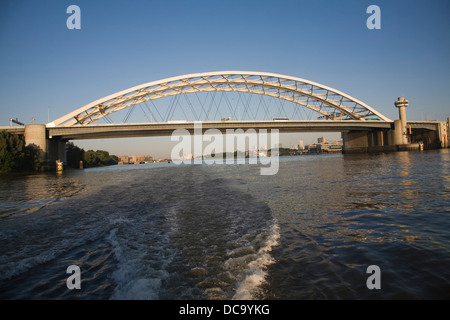 Van Brienenoord Bridge è un arco veicolo ponte che attraversa il fiume Nieuwe Maas, Rotterdam, Paesi Bassi Foto Stock