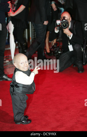 Attore Verne Troyer pone per fotografi come egli arriva per il British premiere di 'L'Imaginarium del dottore Parnassus' a Le Foto Stock