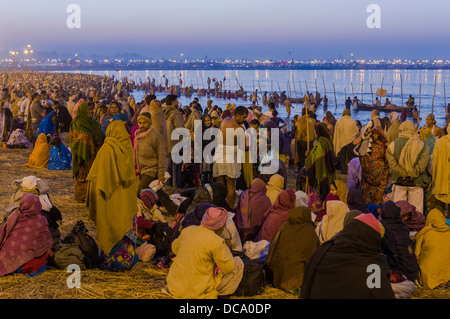 La folla raccolta sul Sangam, alla confluenza dei fiumi Gange e Yamuna e Saraswati, per il bagno santo nel Foto Stock