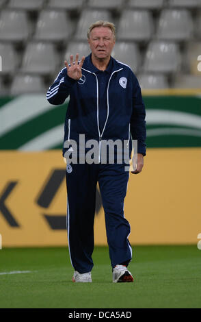 Head Coach Horst Hrubesch di Germania reagisce prima l'Under-21 amichevole internazionale partita di calcio tra la Germania e la Francia a Mage Solar Stadium di Friburgo, Germania, 13 agosto 2013. Foto: Patrick Seeger/dpa Foto Stock