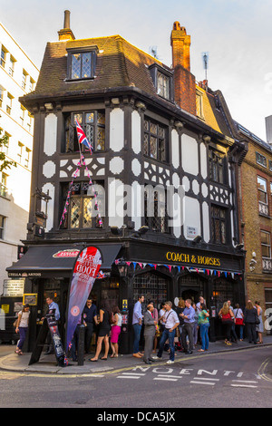 Il Coach & Horses Pub di Mayfair, Londra, Regno Unito. Il tradizionale edificio è circondato da un'architettura moderna. Foto Stock