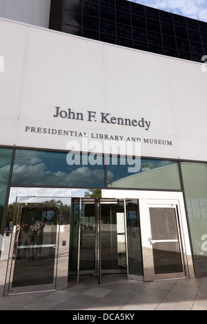 L'ingresso principale al John F. Kennedy Presidential Library and Museum Foto Stock