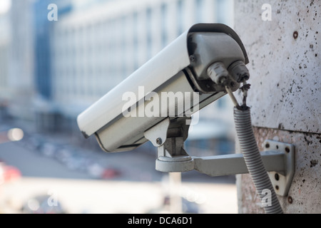 Videocamera di sorveglianza installata su una parete di un edificio Foto Stock