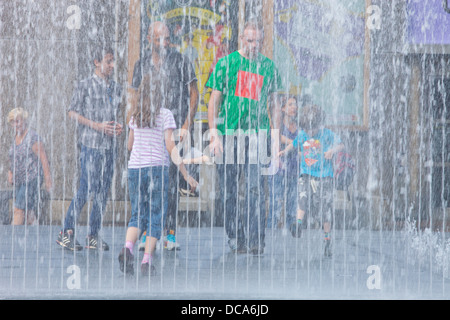 Le persone che giocano in che figurano camere, Interactive fontane ad acqua, South Bank di Londra, Inghilterra Foto Stock