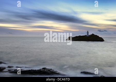 Crepuscolo presso Godrevy Lighthouse vicino a St Ives in Cornovaglia Foto Stock