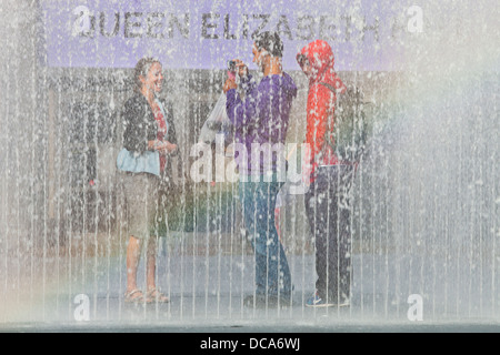 Le persone che giocano in che figurano camere, Interactive fontane ad acqua, South Bank di Londra, Inghilterra Foto Stock