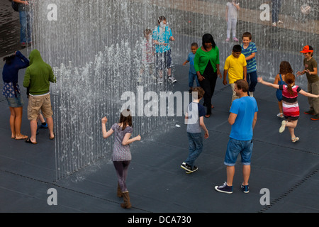 Le persone che giocano in che figurano camere, Interactive fontane ad acqua, South Bank di Londra, Inghilterra Foto Stock